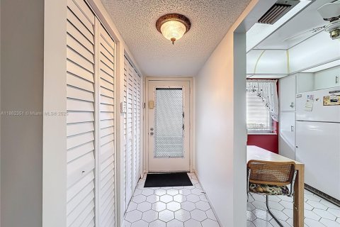 Condo in Lauderhill, Florida, 2 bedrooms  № 1893318 - photo 16