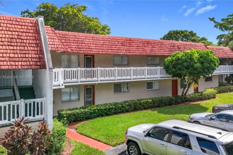 Condominio en alquiler en Lauderhill, Florida, 2 dormitorios, 99.41 m2 № 1893318 - foto 2