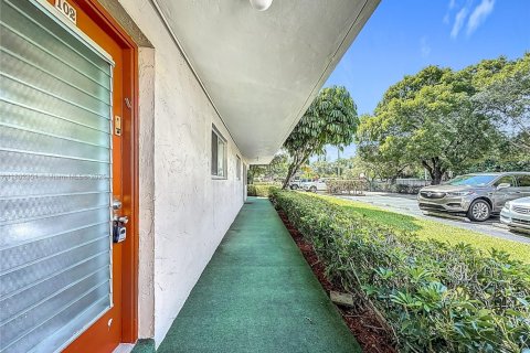 Condo in Lauderhill, Florida, 2 bedrooms  № 1893318 - photo 13