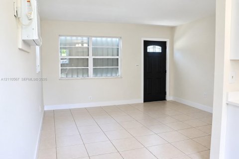 Villa ou maison à vendre à Hollywood, Floride: 2 chambres, 85.47 m2 № 2432537 - photo 8