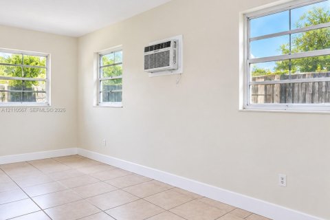 Villa ou maison à vendre à Hollywood, Floride: 2 chambres, 85.47 m2 № 2432537 - photo 3