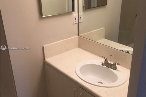 Снять в аренду кондоминиум в Лейк-Уорт, Флорида 2 спальни, 102.66м2, № 1954980 - фото 4