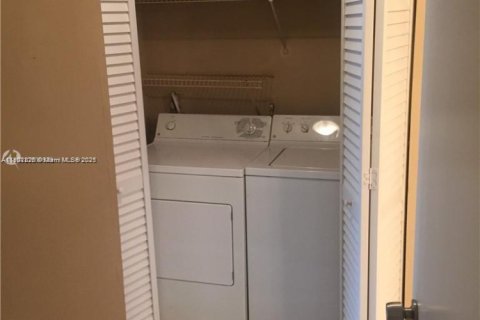 Снять в аренду кондоминиум в Лейк-Уорт, Флорида 2 спальни, 102.66м2, № 1954980 - фото 2