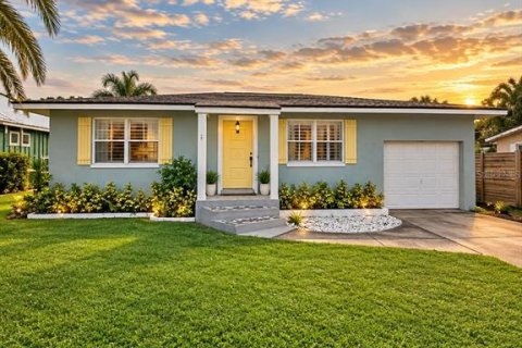 House in New Smyrna Beach, Florida 2 bedrooms, 107.58 sq.m. № 2366908