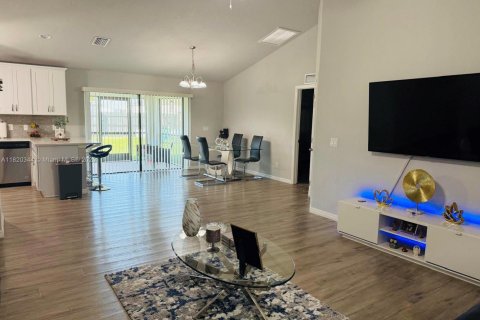 Villa ou maison à vendre à Cape Coral, Floride: 4 chambres, 152.55 m2 № 1977203 - photo 6