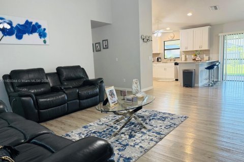 Villa ou maison à vendre à Cape Coral, Floride: 4 chambres, 152.55 m2 № 1977203 - photo 8