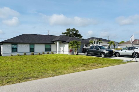 Villa ou maison à vendre à Cape Coral, Floride: 4 chambres, 152.55 m2 № 1977203 - photo 1