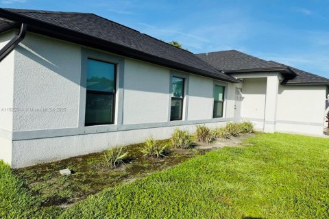 Villa ou maison à vendre à Cape Coral, Floride: 4 chambres, 152.55 m2 № 1977203 - photo 3