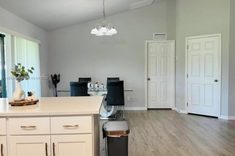 Villa ou maison à vendre à Cape Coral, Floride: 4 chambres, 152.55 m2 № 1977203 - photo 10