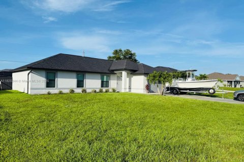 Villa ou maison à vendre à Cape Coral, Floride: 4 chambres, 152.55 m2 № 1977203 - photo 2
