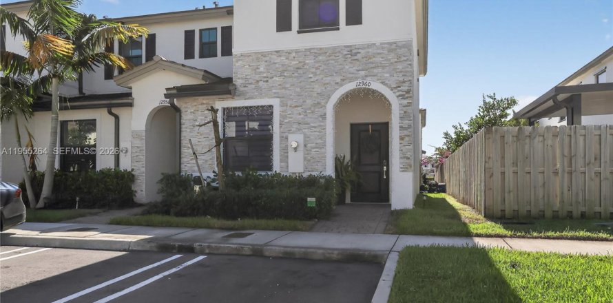 Таунхаус в Хомстед, Флорида 4 спальни, 143.53м2 № 2011103