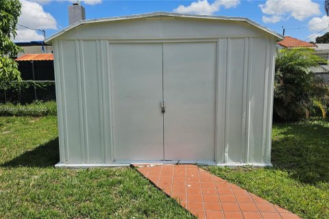 Casa en venta en Hialeah, Florida, 3 dormitorios, 127.74 m2 № 1776424 - foto 25