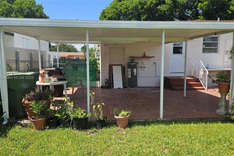 Casa en venta en Hialeah, Florida, 3 dormitorios, 127.74 m2 № 1776424 - foto 23