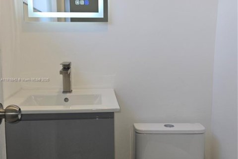 Casa en venta en Hialeah, Florida, 3 dormitorios, 127.74 m2 № 1776424 - foto 18