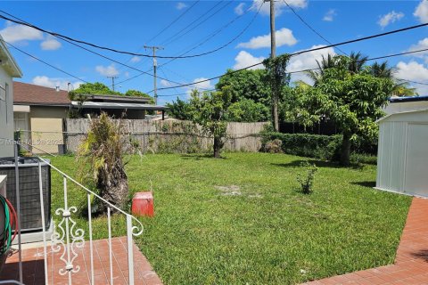 Casa en venta en Hialeah, Florida, 3 dormitorios, 127.74 m2 № 1776424 - foto 21