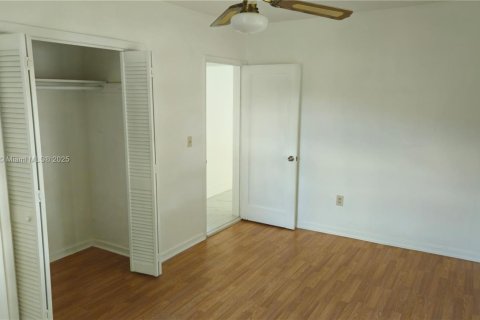 Casa en venta en Hialeah, Florida, 3 dormitorios, 127.74 m2 № 1776424 - foto 13