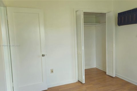 Casa en venta en Hialeah, Florida, 3 dormitorios, 127.74 m2 № 1776424 - foto 9