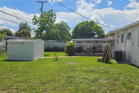 Casa en venta en Hialeah, Florida, 3 dormitorios, 127.74 m2 № 1776424 - foto 22