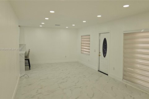 Casa en venta en Hialeah, Florida, 3 dormitorios, 127.74 m2 № 1776424 - foto 5