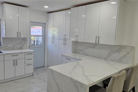 Casa en venta en Hialeah, Florida, 3 dormitorios, 127.74 m2 № 1776424 - foto 8