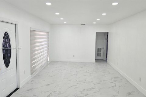 Casa en venta en Hialeah, Florida, 3 dormitorios, 127.74 m2 № 1776424 - foto 4