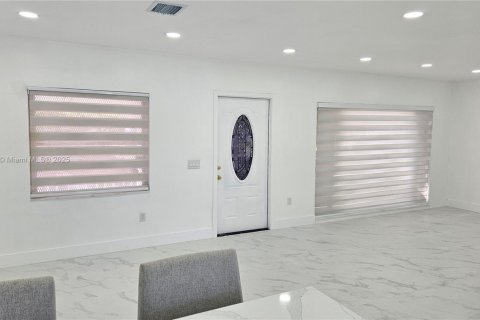 Casa en venta en Hialeah, Florida, 3 dormitorios, 127.74 m2 № 1776424 - foto 3