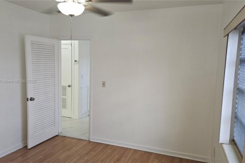 Casa en venta en Hialeah, Florida, 3 dormitorios, 127.74 m2 № 1776424 - foto 16