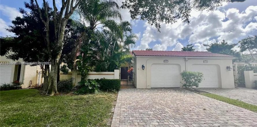 Townhouse in Deerfield Beach, Florida 2 bedrooms, 143.81 sq.m. № 1979401