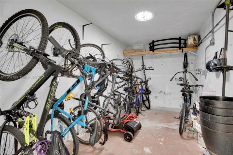 Condo in Hollywood, Florida, 2 bedrooms  № 2024130 - photo 29