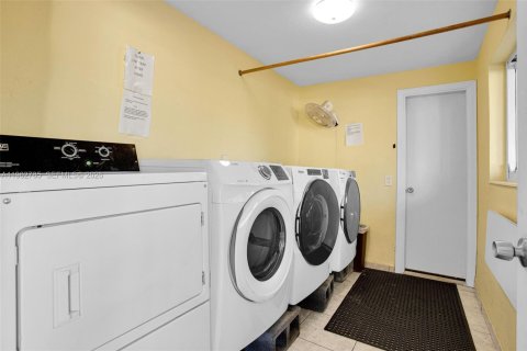 Condo in Hollywood, Florida, 2 bedrooms  № 2024130 - photo 27