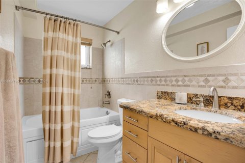 Condo in Hollywood, Florida, 2 bedrooms  № 2024130 - photo 24