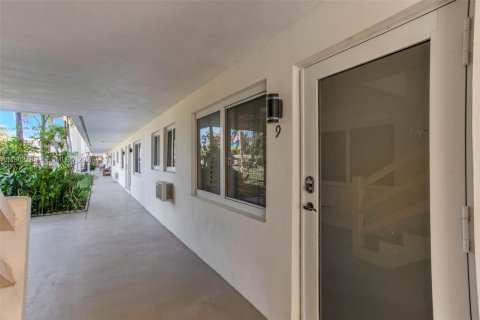 Condo in Hollywood, Florida, 2 bedrooms  № 2024130 - photo 5