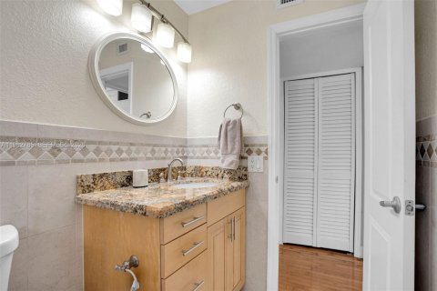 Condo in Hollywood, Florida, 2 bedrooms  № 2024130 - photo 25