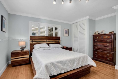 Condo in Hollywood, Florida, 2 bedrooms  № 2024130 - photo 16