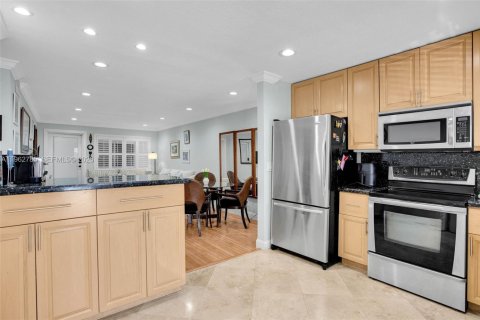 Condo in Hollywood, Florida, 2 bedrooms  № 2024130 - photo 11