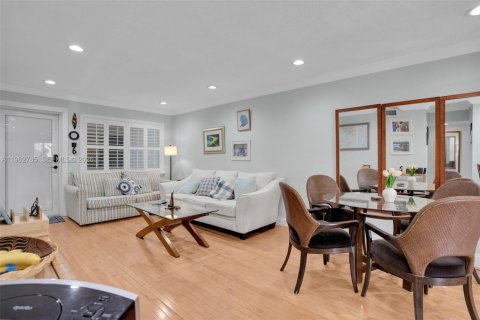 Condo in Hollywood, Florida, 2 bedrooms  № 2024130 - photo 13