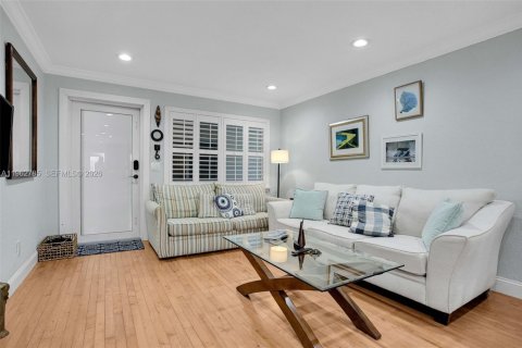 Condo in Hollywood, Florida, 2 bedrooms  № 2024130 - photo 14