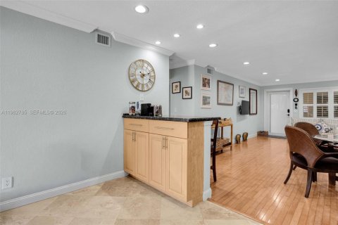 Condo in Hollywood, Florida, 2 bedrooms  № 2024130 - photo 9