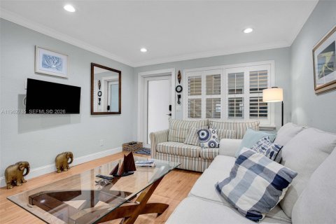 Condo in Hollywood, Florida, 2 bedrooms  № 2024130 - photo 15