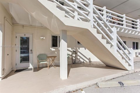 Condo in Hollywood, Florida, 2 bedrooms  № 2024130 - photo 26