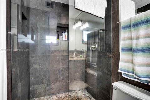 Condo in Hollywood, Florida, 2 bedrooms  № 2024130 - photo 19