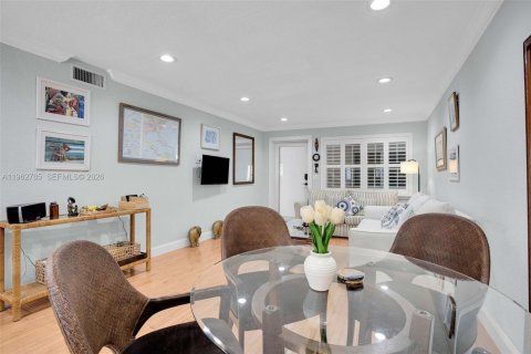 Condo in Hollywood, Florida, 2 bedrooms  № 2024130 - photo 12