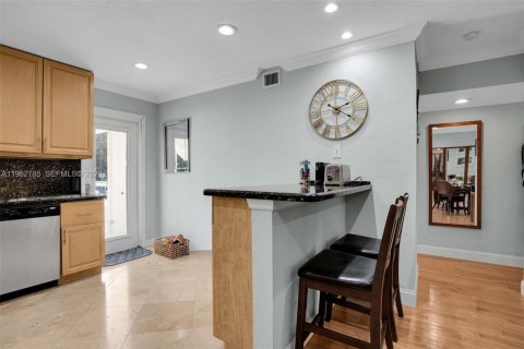 Condo in Hollywood, Florida, 2 bedrooms  № 2024130 - photo 8