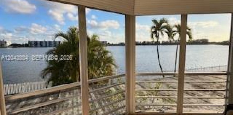 Condo in Miami, Florida, 2 bedrooms  № 2263761