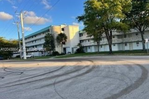 Condo in Miami, Florida, 2 bedrooms  № 2263761 - photo 11
