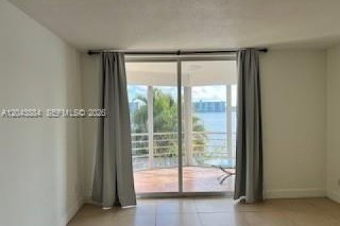 Condo in Miami, Florida, 2 bedrooms  № 2263761 - photo 4