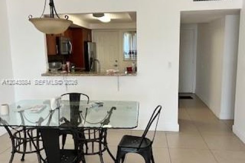 Condo in Miami, Florida, 2 bedrooms  № 2263761 - photo 8