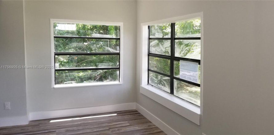 Casa en North Miami Beach, Florida 3 dormitorios, 75.62 m2 № 1728328