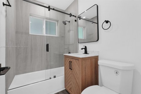 House in Hollywood, Florida 2 bedrooms, 123.1 sq.m. № 1953365 - photo 5