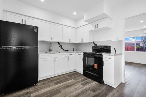 House in Hollywood, Florida 2 bedrooms, 123.1 sq.m. № 1953365 - photo 1